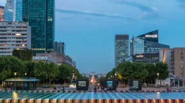 Paris şehir manzarası, modern binalar iş bölgesi La Defense 'da günden geceye kadar. Cam cephe gökdelenleri. Paris, Fransa