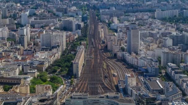 Vista superior do horizonte de Paris a partir do deck de observação da torre Montparnasse timelapse. Principais marcos da megapolis europeia. Paris, França — Vídeo de Stock