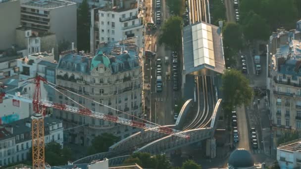 Blick von oben auf die Pariser Skyline von der Aussichtsplattform des Montparnasse Turms im Zeitraffer. Die wichtigsten Wahrzeichen der europäischen Megapolis. Paris, Frankreich — Stockvideo