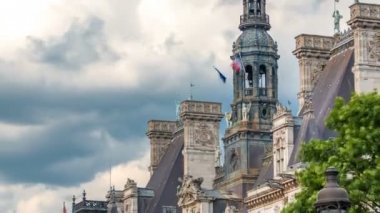 The Hotel de Ville Belediye Binası 'nın mimarisi. Paris şehrinin yerel yönetimine ev sahipliği yapan saat kulesinde Fransız bayrağı var.