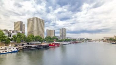 Kimin dört bina açık kitap şeklinde bir ormanlık alanda çevreleyen Fransa Ulusal Kütüphanesi timelapse hyperlapse görünümünü.