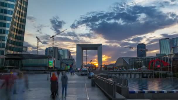 Günbatımında La Defansın gökdelenleri... Paris, Fransa 'nın banliyölerinde modern iş ve yerleşim alanları.... — Stok video