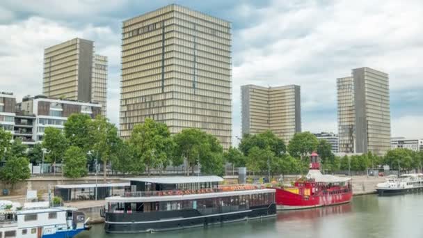 Vista de la Biblioteca Nacional de Francia timelapse, cuyos cuatro edificios en forma de libros abiertos rodean una zona boscosa . — Vídeo de stock