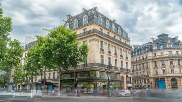 Trafikli opera meydanı zaman çizelgesi. Garnier Operası ile aynı zamanda Paris, Fransa 'da inşa edildi. — Stok video