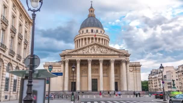 Panthéon national bâtiment timelapse hyperlapsus, vue de face avec la rue et les gens. Paris, France — Video