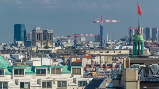 Stadtansichten auf die schönen Gebäude im Zeitraffer von der Galerie lafayette Terrasse in Paris — Stockvideo