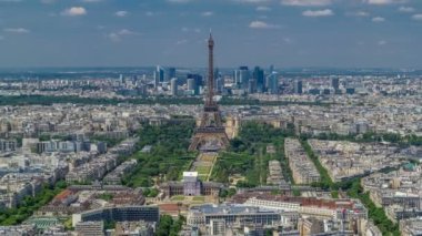 Montparnasse Kulesi 'nden Paris, Fransa' nın arka planındaki Eyfel Kulesi ve La Defense bölgesinin hava görüntüsü.