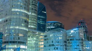 Paris cityscape modern iş merkezleri La Defense timelapse gece binalarda ile. Cam cephe gökdelenler. Paris, Fransa