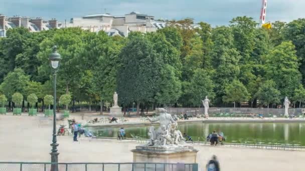 Lidé relaxovat v Tuileries Palace open air park v blízkosti Louvre muzeum timelapse. Paříž, Francie — Stock video