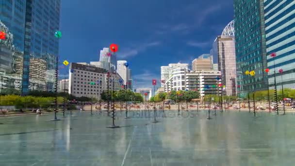 Drapacze chmur w La Defense timelapse hyperlapse - Nowoczesny biznes i dzielnicy mieszkalnej, fontanna Esplanade. Paryż, Francja — Wideo stockowe