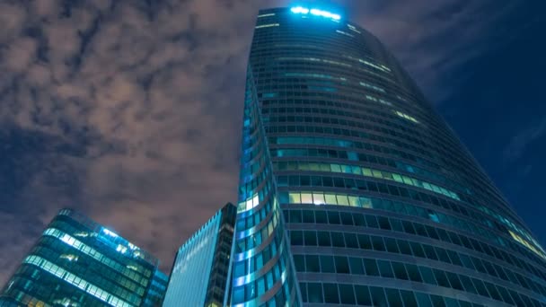 Paisaje urbano de París con edificios modernos en el distrito financiero La Defense timelapse por la noche. Rascacielos de fachada de vidrio. París, Francia — Vídeos de Stock