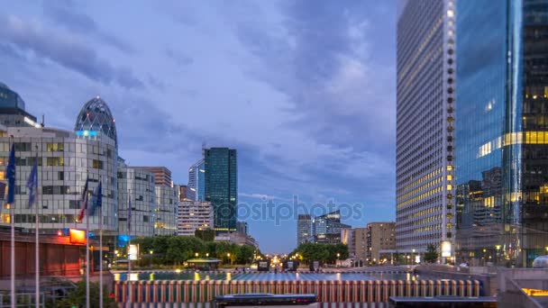 Парижский Сити с современными зданиями в деловом районе La Defense днем и ночью. Стеклянные фасадные небоскребы. Париж, Франция — стоковое видео