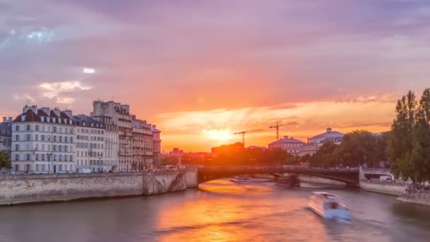 Pessoas e barcos timelapse, Ponte Le Pont DArcole ao pôr do sol, Paris, França, Europa — Vídeo de Stock