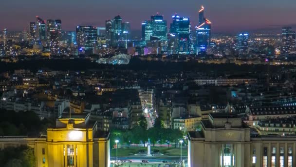 Vista del timelapse nocturno aéreo de la ciudad de París y el río Sena en la cima de la Torre Eiffel — Vídeos de Stock