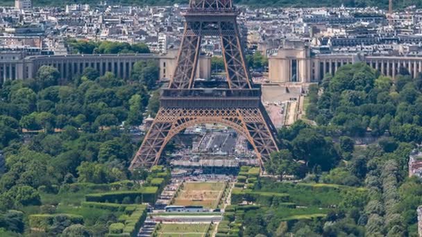 Vista aérea da Torre Montparnasse com Torre Eiffel e Champ de Mars timelapse em Paris, França. — Vídeo de Stock