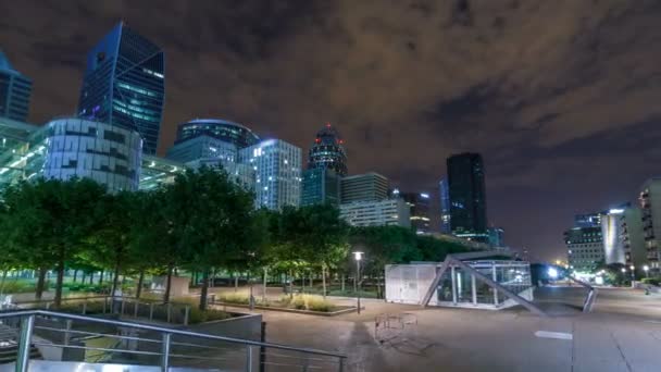 Паризька цитапа з сучасними будівлями в діловому районі La Defense timelapse hyperlapse вночі. Скляний фасад хмарочосу. Париж (Франція) — стокове відео