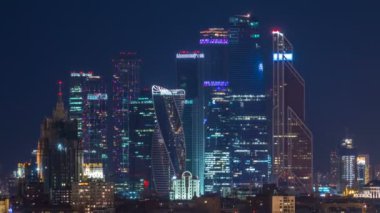 Stalin skyskrapers gece timelapse, Moskova Uluslararası İş Merkezi ve Moskova panoramik manzaralı