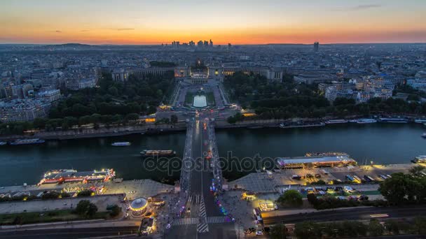 Flygfoto över Trocadero dag till natt timelapse med Palais de Chaillot sett från Eiffeltornet i Paris, Frankrike. — Stockvideo