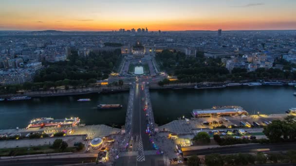 Letecký pohled na Trocadero ze dne na den s Palais de Chaillot z Eiffelovy věže v Paříži ve Francii.