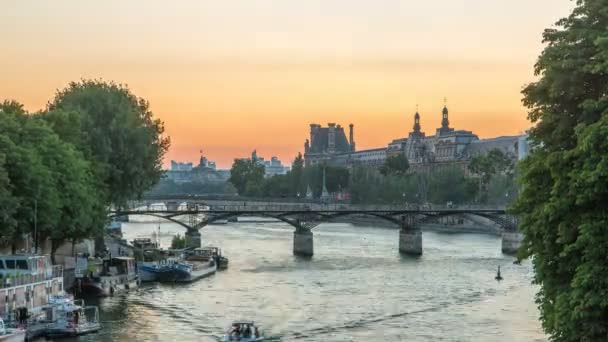 Zobacz na Pont des Arts w Paryżu po zachód dzień do nocy timelapse, Francja — Wideo stockowe