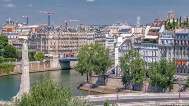 Panorama von Paris im Zeitraffer. Blick vom Gebäude des Institute du Monde Arabe in der Arabischen Welt. Frankreich. — Stockvideo