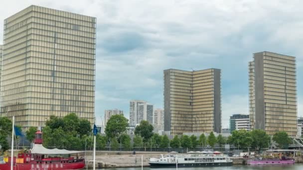 フランスの国立図書館のタイムラプスは、開いた本の形での 4 つの建物を囲む緑豊かなエリアのビュー. — ストック動画