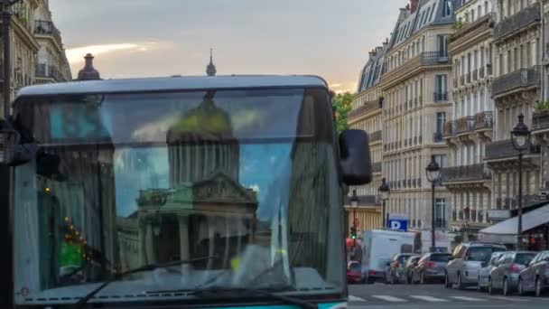 Sun setting behind a building on a Parisian Soufflot street timelapse with Eiffe tower on background — Stock Video