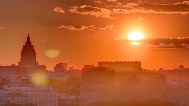 Panorama met Stalin wolkenkrabber tijdens zonsondergang timelapse in Moskou, Rusland — Stockvideo