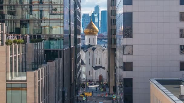 Timelapse świątyni Świętego Mikołaja w Tverskaya Zastava między budynków biurowych w Moskwie, Rosja — Wideo stockowe