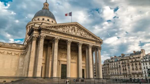 国立パンテオンの建物のタイムラプス過経過、通りや人々とのフロントビュー。フランス・パリ — ストック動画