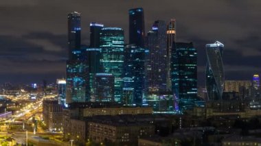 Moskova Uluslararası İş Merkezi Moskova şehir timelapse geceleri. Kentsel peyzaj metropolis gece gökdelenler ile