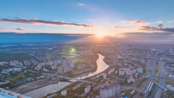 Топ пташиного польоту timelapse Москва місто на заході сонця. Сформувати з оглядового майданчика бізнес центрі Москви міста. — стокове відео