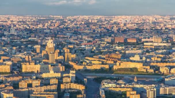 Luftaufnahme der Stadt Moskau im Zeitraffer bei Sonnenuntergang. Form von der Aussichtsplattform des Geschäftszentrums der Stadt Moskau. — Stockvideo