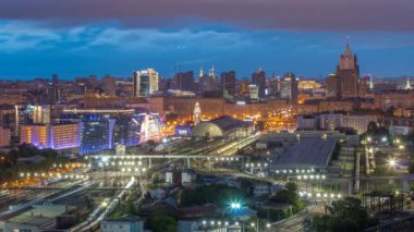 Panoramik Kiev tren istasyonu gece gün timelapse ve modern şehir Moskova, Rusya