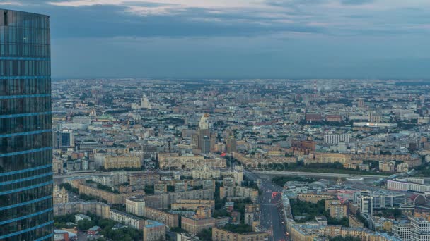 Letecký pohled shora na den města Moskvy na noční timelapse po západu slunce. Tvoří z rozhlednou obchodní centrum Moscow City. — Stock video