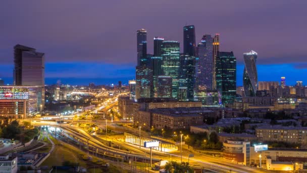 晚上到市交通游戏中时光倒流和建筑的莫斯科国际商务中心莫斯科城市日视图 — 图库视频影像