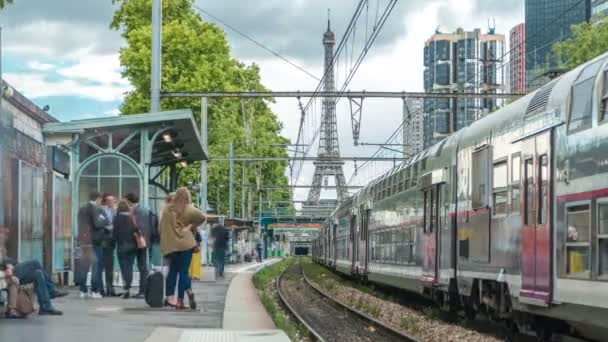 Javel tågstation med Eiffeltornet på bakgrunden timelapse. Paris, Frankrike — Stockvideo