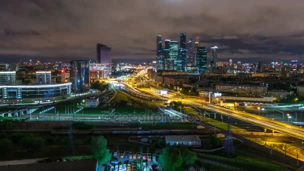Nocny widok miasta ruchu timelapse i budynku z Moscow International Business Center Moskwa-City — Wideo stockowe