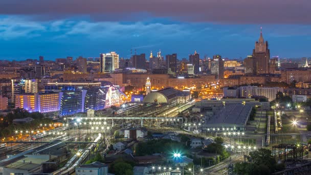 Vista panorámica de la estación de tren de Kiev noche al día timelapse y la ciudad moderna en Moscú, Rusia — Vídeos de Stock