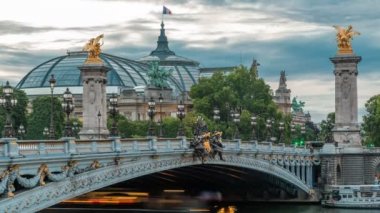 Geceleyin Paris 'teki Alexandre Köprüsü. Gündüzden geceye. Paris, Fransa