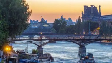 Gece timelapse, Fransa için gün batımı gün sonra Paris Pont des Arts görüntüleyin