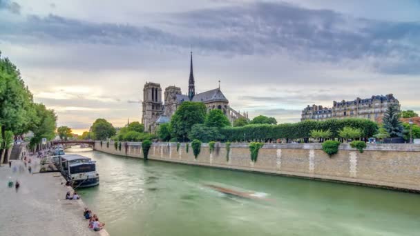 Pohled na západ slunce katedrály Notre Dame de Paris v Paříži. — Stock video