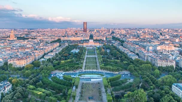 Widok z lotu ptaka na dużą panoramę miasta o zachodzie słońca. Widok z wieży Eiffla. Paryż, Francja. — Wideo stockowe