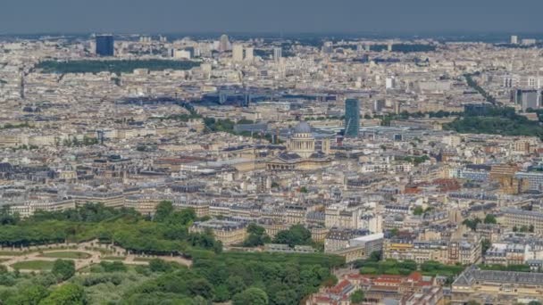 Bovenaanzicht van de skyline van Parijs vanaf het observatiedek van de Montparnasse toren timelapse. Belangrijkste bezienswaardigheden van de Europese megapolis. Parijs, Frankrijk — Stockvideo
