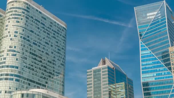 Современные небоскребы в знаменитом финансовом и деловом районе Парижа - La Defense. — стоковое видео