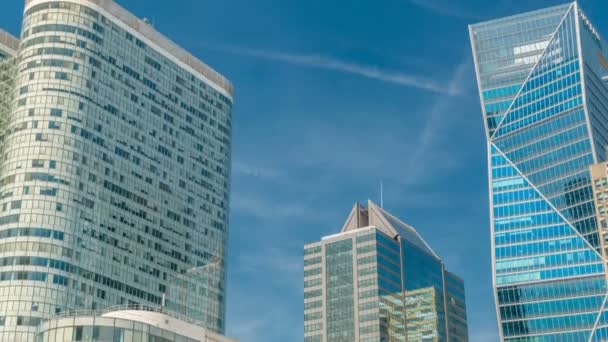 Nowoczesne drapacze chmur timelapse w słynnej dzielnicy finansowej i biznesowej Paryża - La Defense. — Wideo stockowe