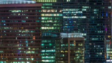 Modern ofis binası ile gece timelapse, parlayan pencere eşiği. Moskova şehir