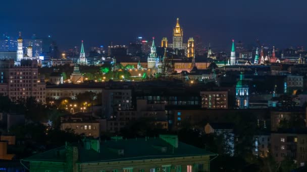 Panoramisch uitzicht over Moskou timelapse - Kremlin torens, staat Alg. pers., Stalin wolkenkrabber, residentiële gebouw 's nachts — Stockvideo
