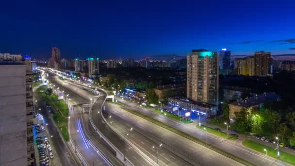 Tráfico en la avenida Mariscal Zhukov timelapse en Moscú por la noche — Vídeos de Stock