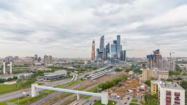 Affärsmässiga komplex av skyskrapor Moskva city timelapse. I förgrunden passera järnvägen och bil. — Stockvideo